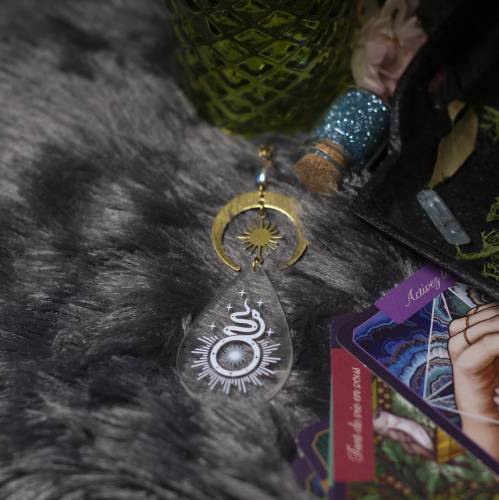 collier pendentif serpent en acrylique