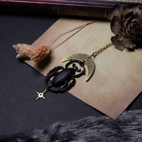collier pendentif scarabée noir - style gothique