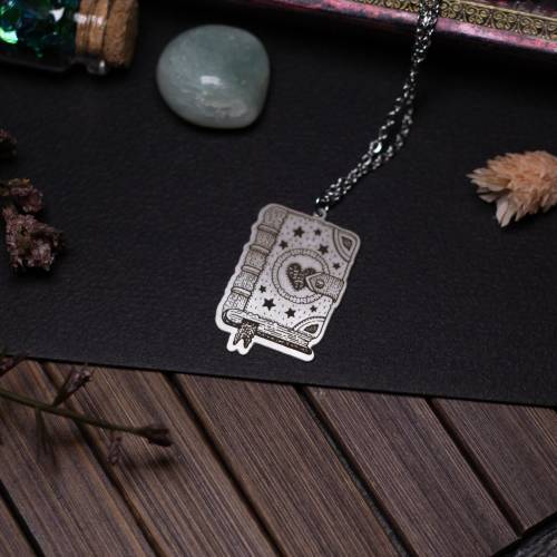 collier pendentif grimoire - book of spell  en acier inoxydable