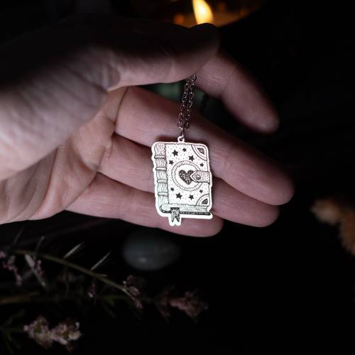 collier pendentif grimoire - book of spell  en acier inoxydable