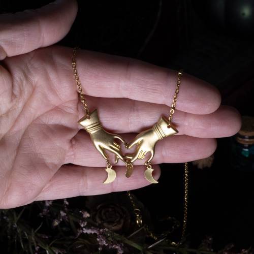 collier ras de cou pendentif main et lune en laiton