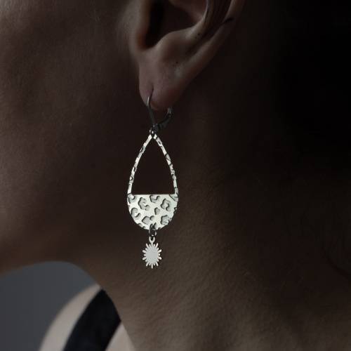 boucles d'oreilles asymétrique acier martelé style léopard