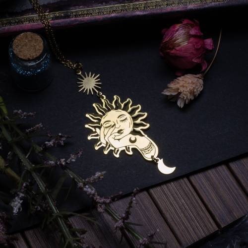 collier pendentif main et soleil  en laiton