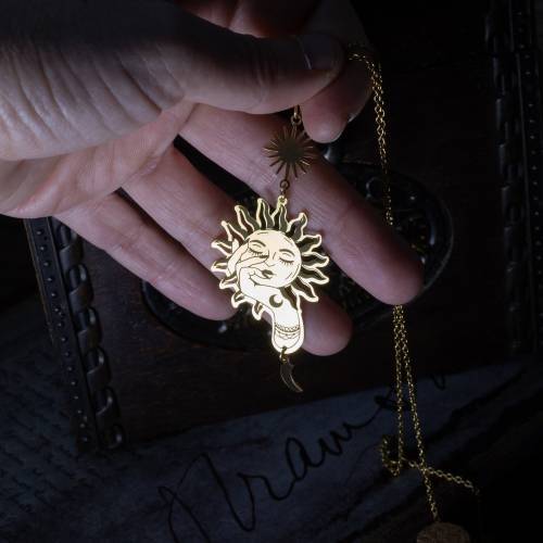 collier pendentif main et soleil  en laiton
