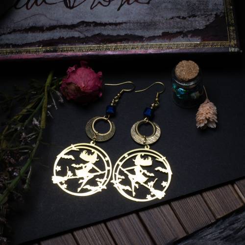 boucles d'oreilles sorcière sur son balaie