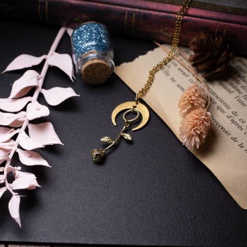 pendentif ras-de-cou rose éternelle en laiton