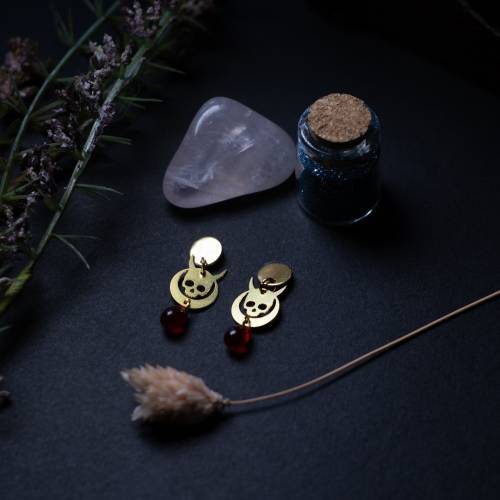 puces d'oreilles démon - tête de mort avec corne en laiton