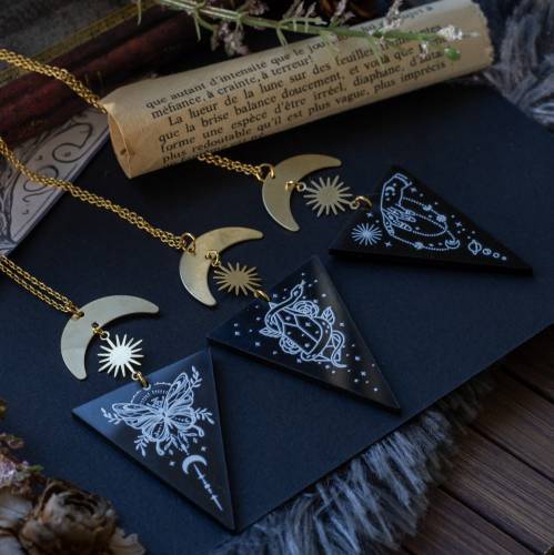 collier pendentif pendule divinatoire en acrylique et laiton